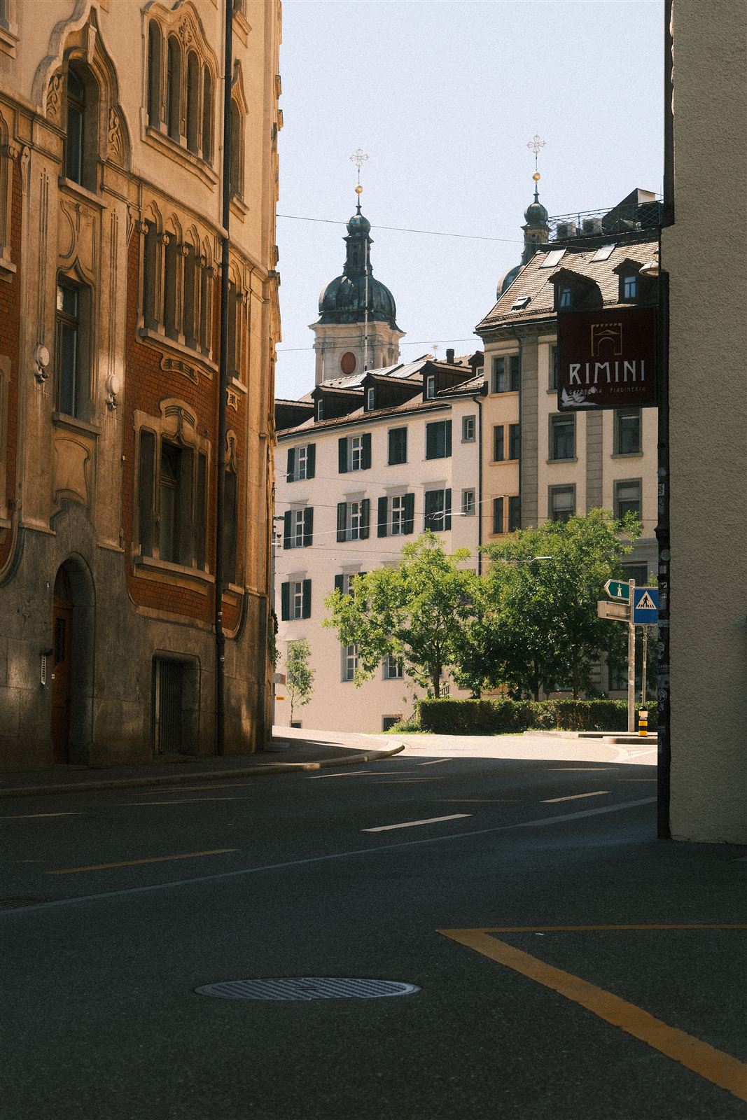 Altstadtecke mit Blick auf die Türme der Kathedrale