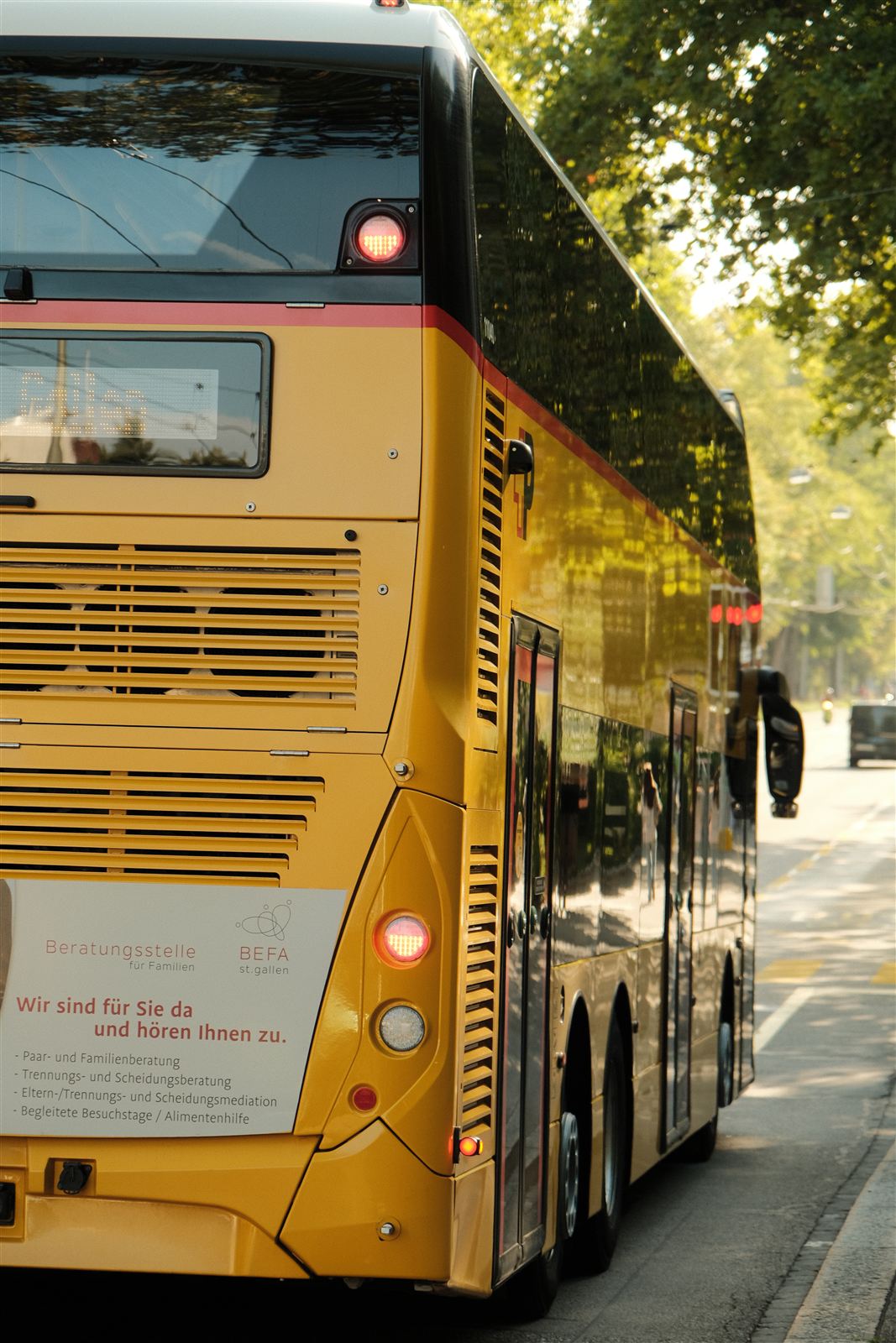 Gelber Trolleybus im Abendlicht