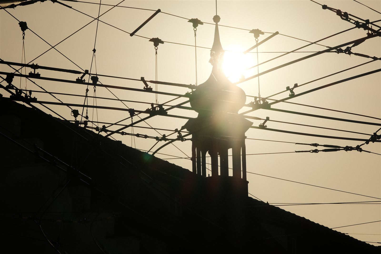 Kirchturm als Silhouette in der Abendsonne
