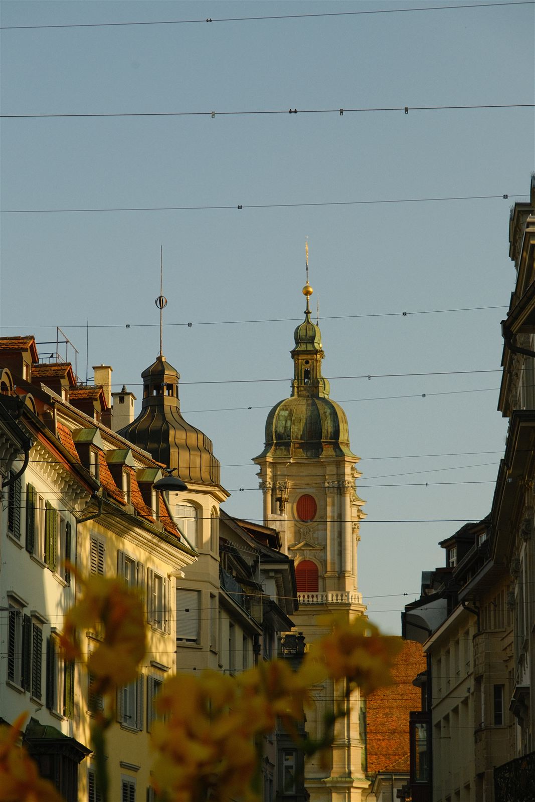 Kathedrale St. Gallen im goldenen Abendlicht hinter Altstadtfassaden